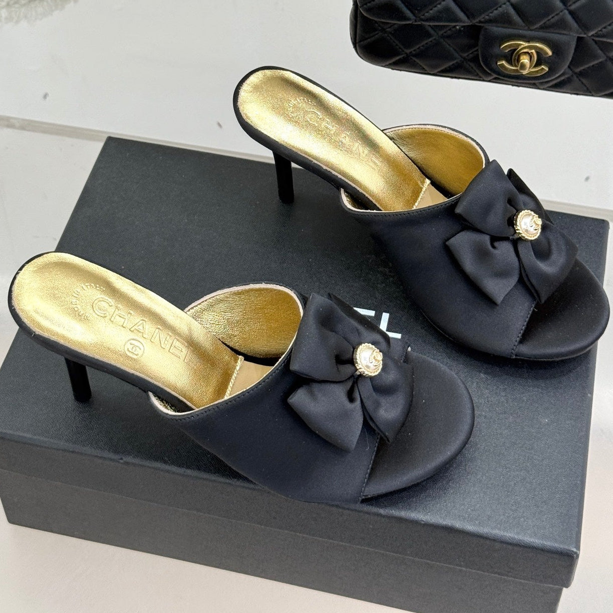 CC 26 Bow Sandal 85mm Black Gold Satin Sheepskin 609810