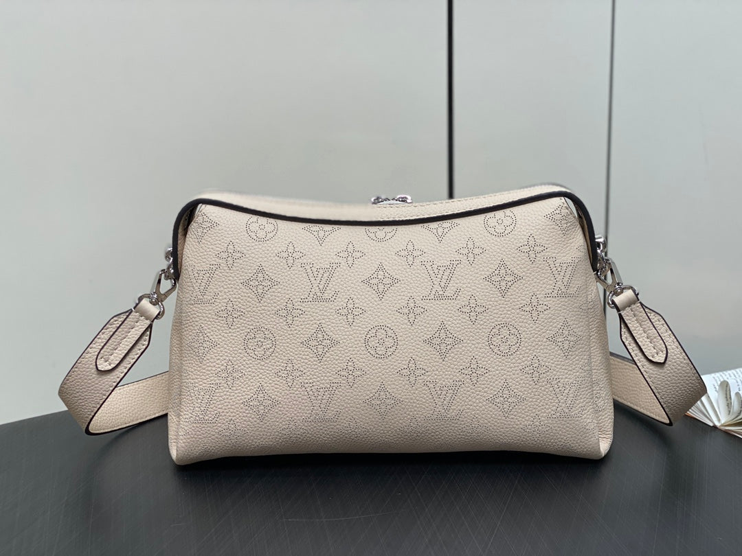 hand it all pm 29cm beige mahina calfskin