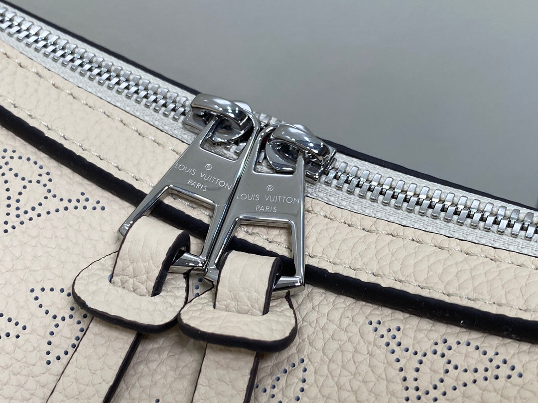 hand it all pm 29cm beige mahina calfskin