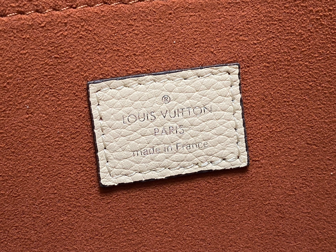 hand it all pm 29cm beige mahina calfskin