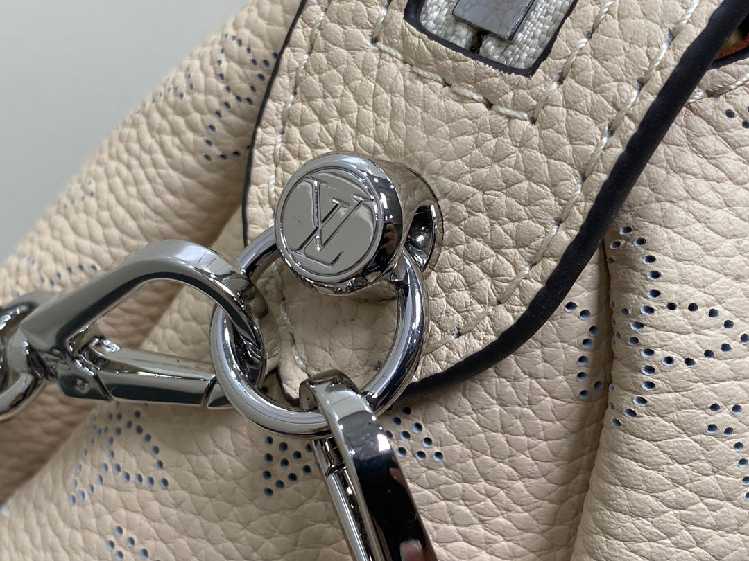 hand it all pm 29cm beige mahina calfskin