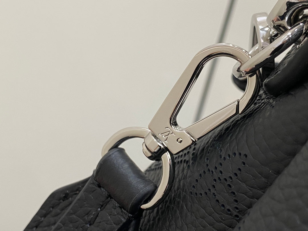 hand it all pm 29cm black mahina calfskin