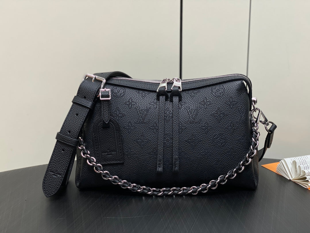 hand it all pm 29cm black mahina calfskin