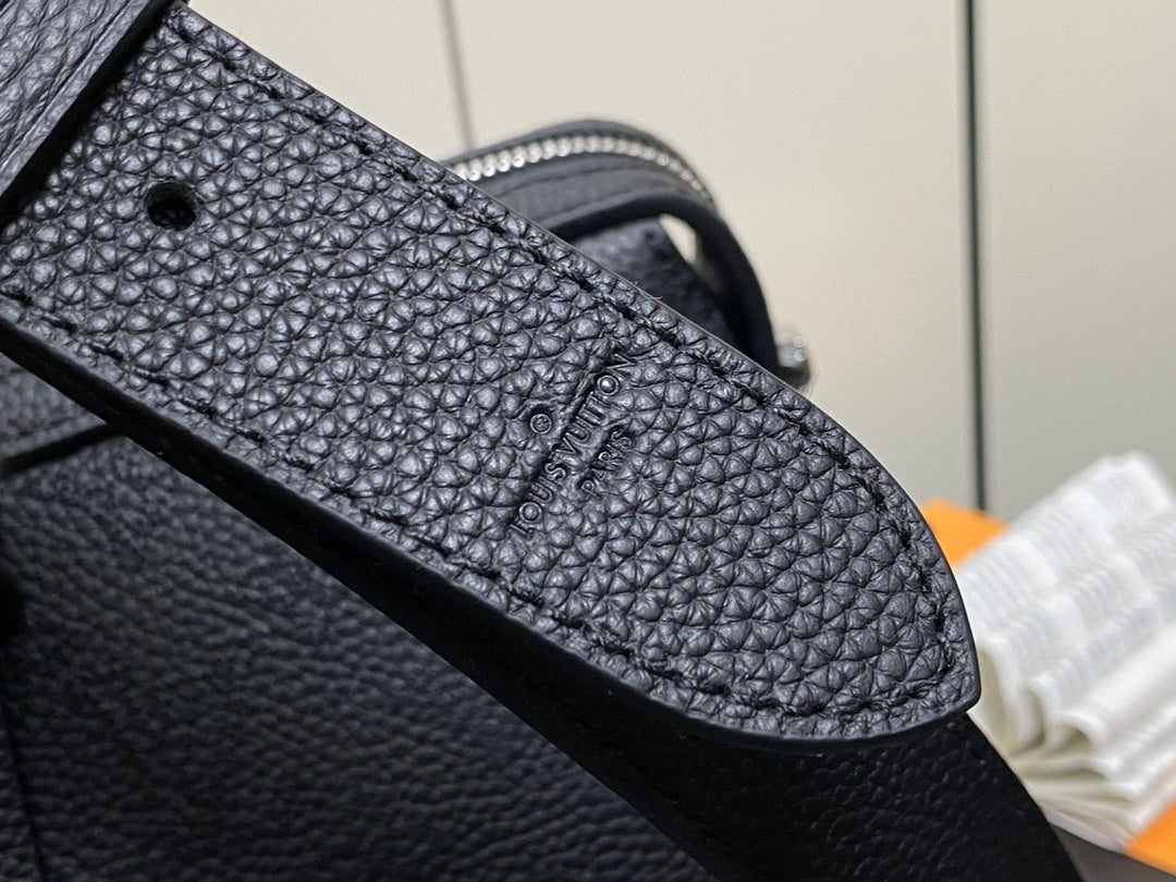 hand it all pm 29cm black mahina calfskin