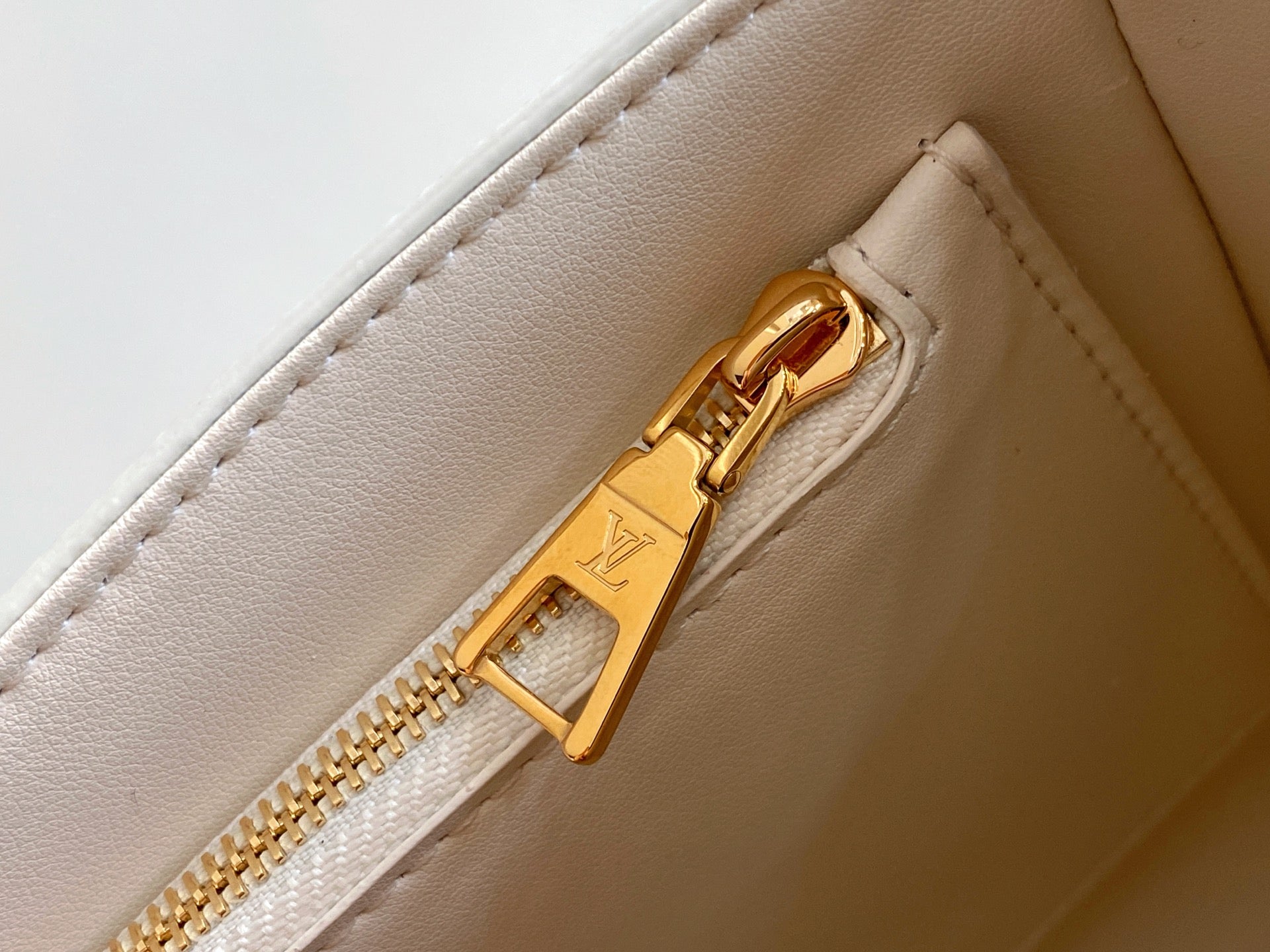 Twist MM Slim 23cm Cream Calfskin