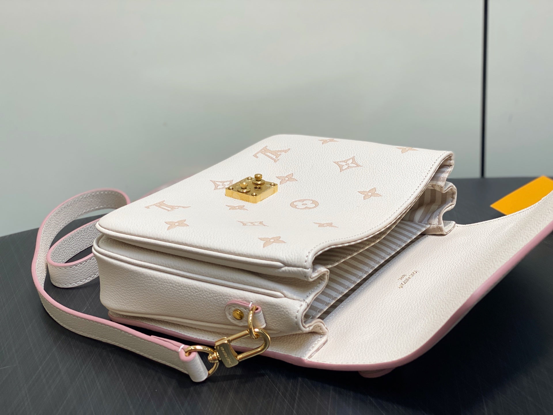 LV Pochette MÃ©tis 25cm Cream Grained Calfskin