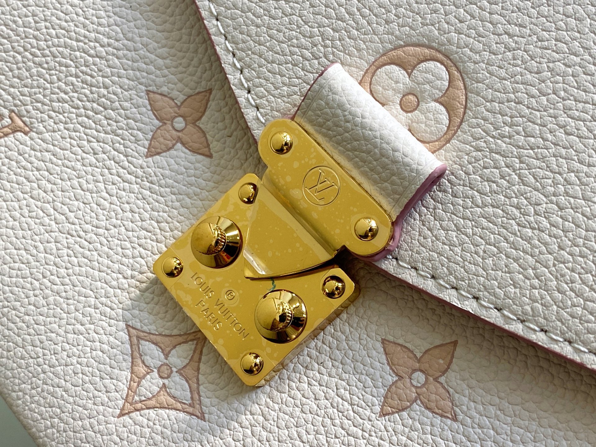 LV Pochette MÃ©tis 25cm Cream Grained Calfskin
