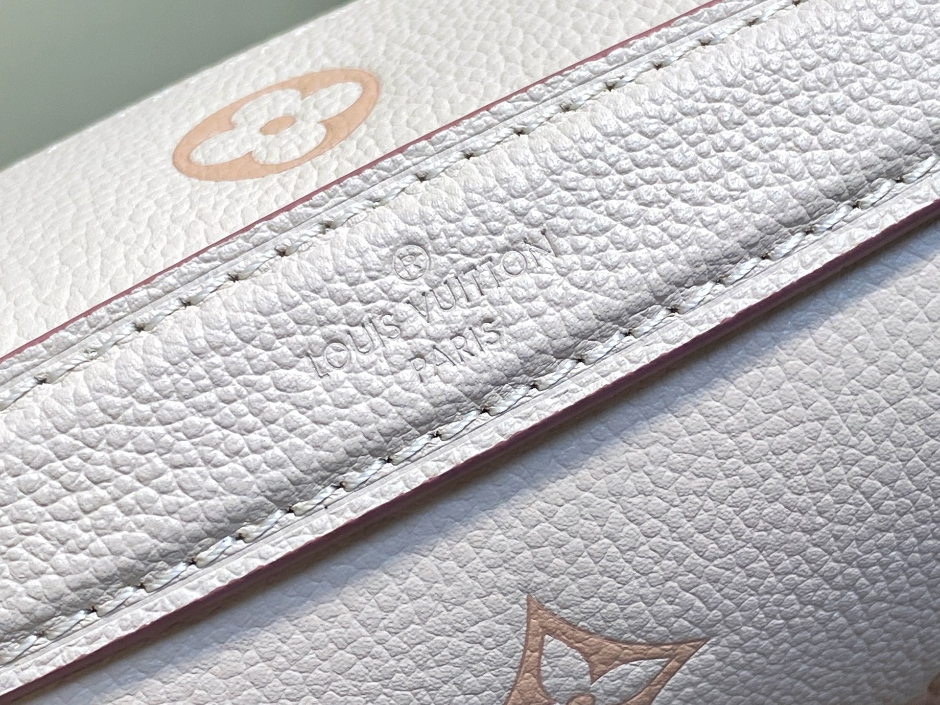 LV Pochette MÃ©tis 25cm Cream Grained Calfskin