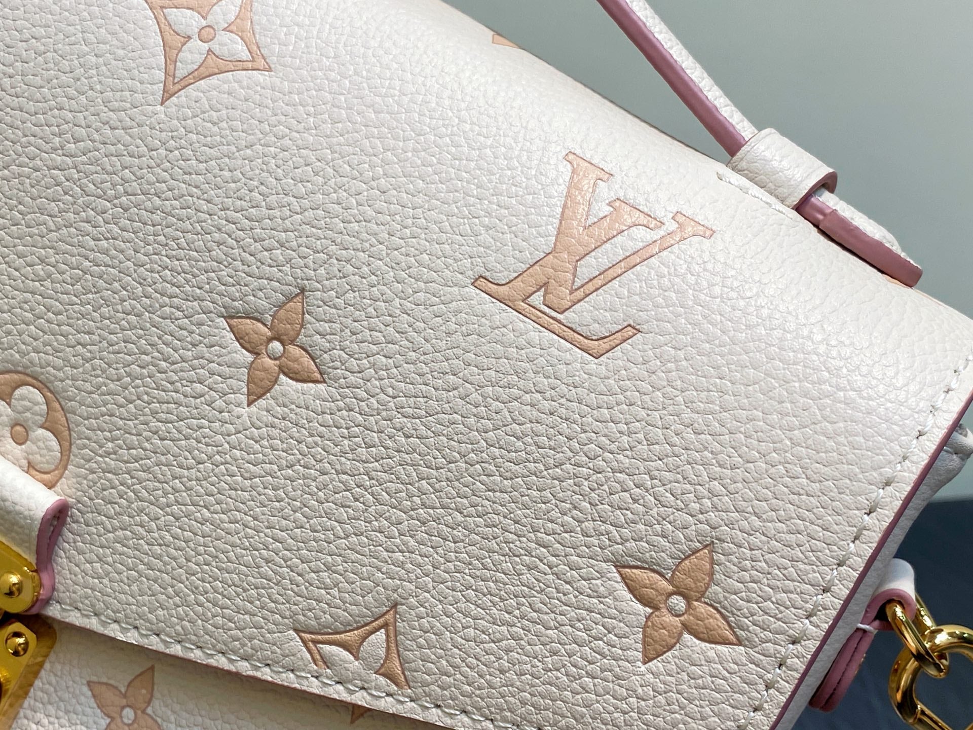 LV Pochette MÃ©tis 25cm Cream Grained Calfskin