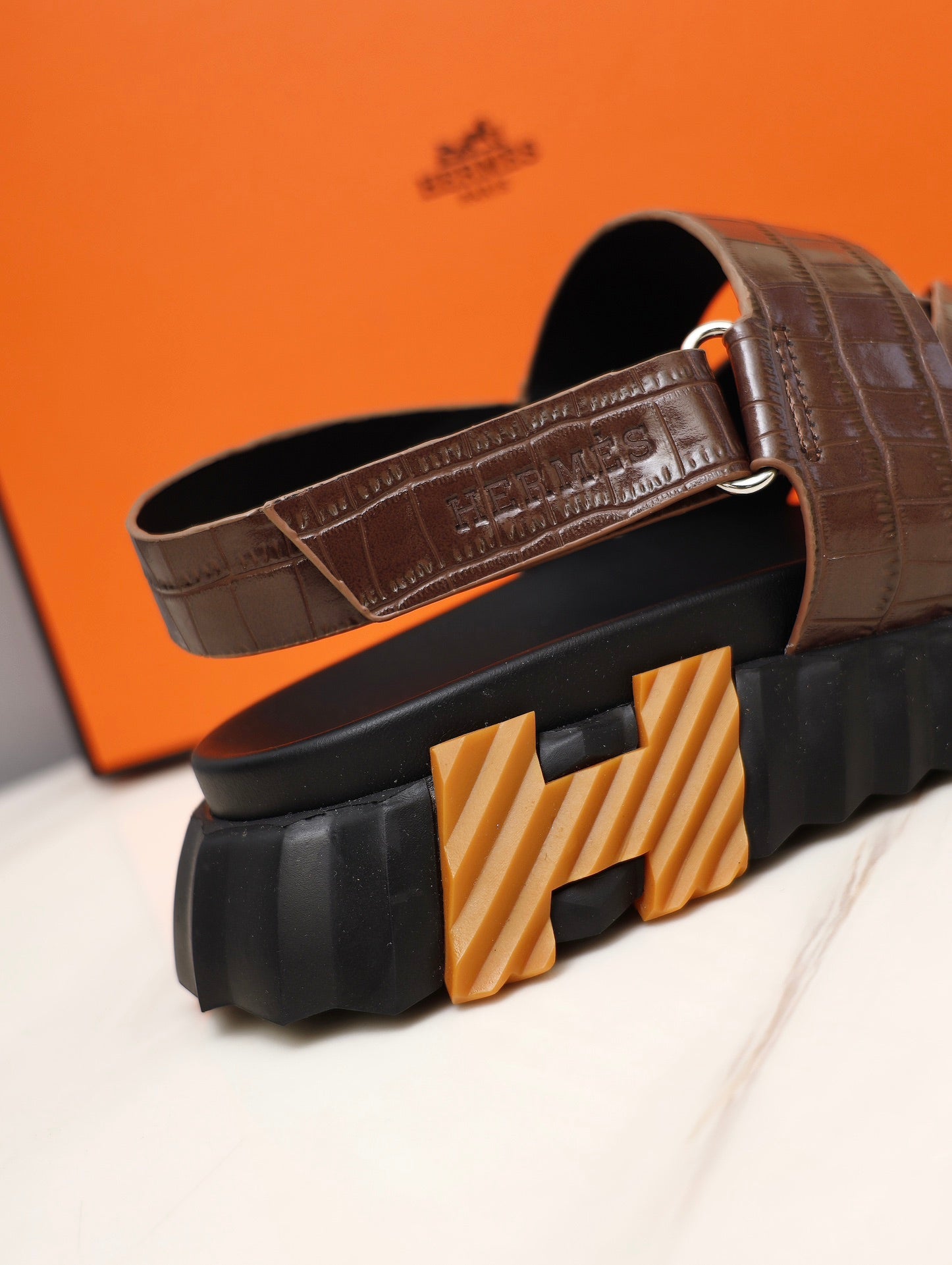 HM ELECTRIC CROCODILE MOTIF SANDAL SYRUP CALFSKIN