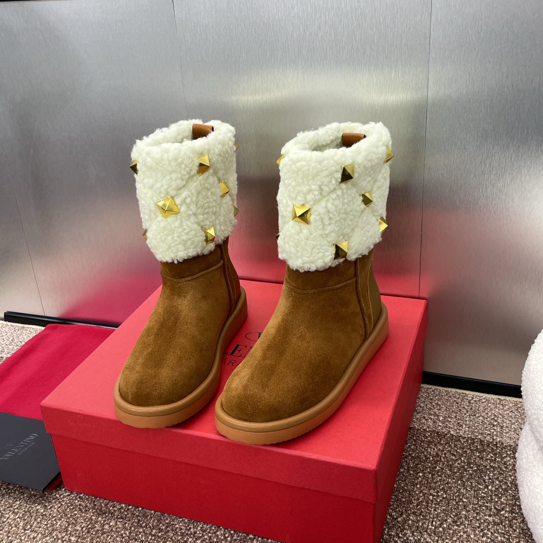 ANKLE STUDDED BOOTS IN SEPIA BROWN SUEDE AND WHITE SHEARLING LINING