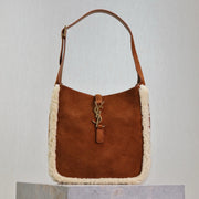 LE 5 À 7 SMALL SUPPLE 23 IN AMBER ORANGE SUEDE AND WHITE LAMB FUR TRIM