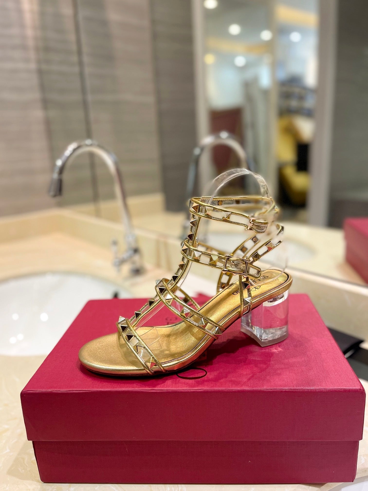 ROCKSTUD SANDAL WITH STRAP IN GOLD CALFSKIN 60 MM