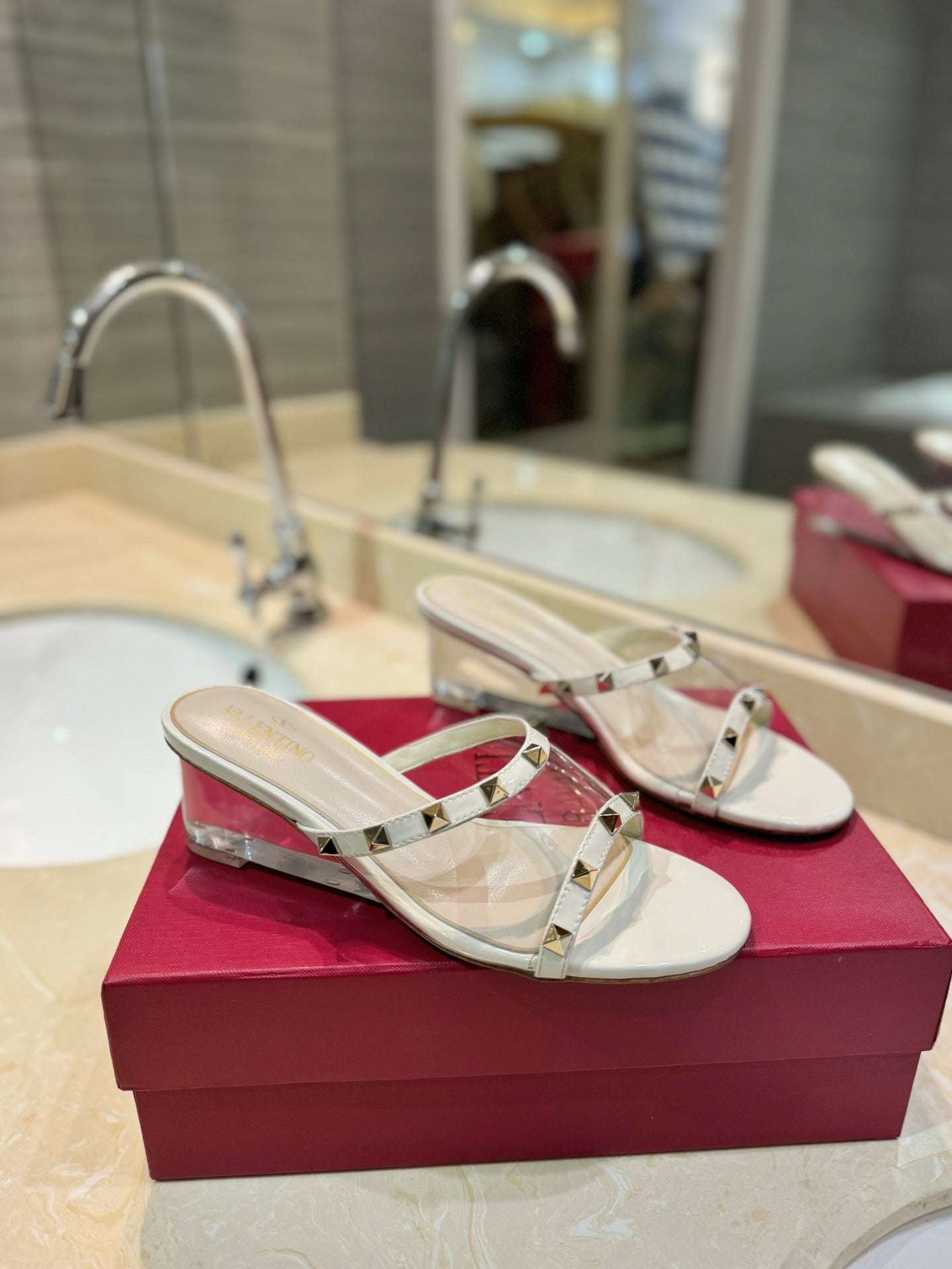 ROCKSTUD MULE SANDALS IN WHITE CALFSKIN AND TRANSPARENT PVC FILM