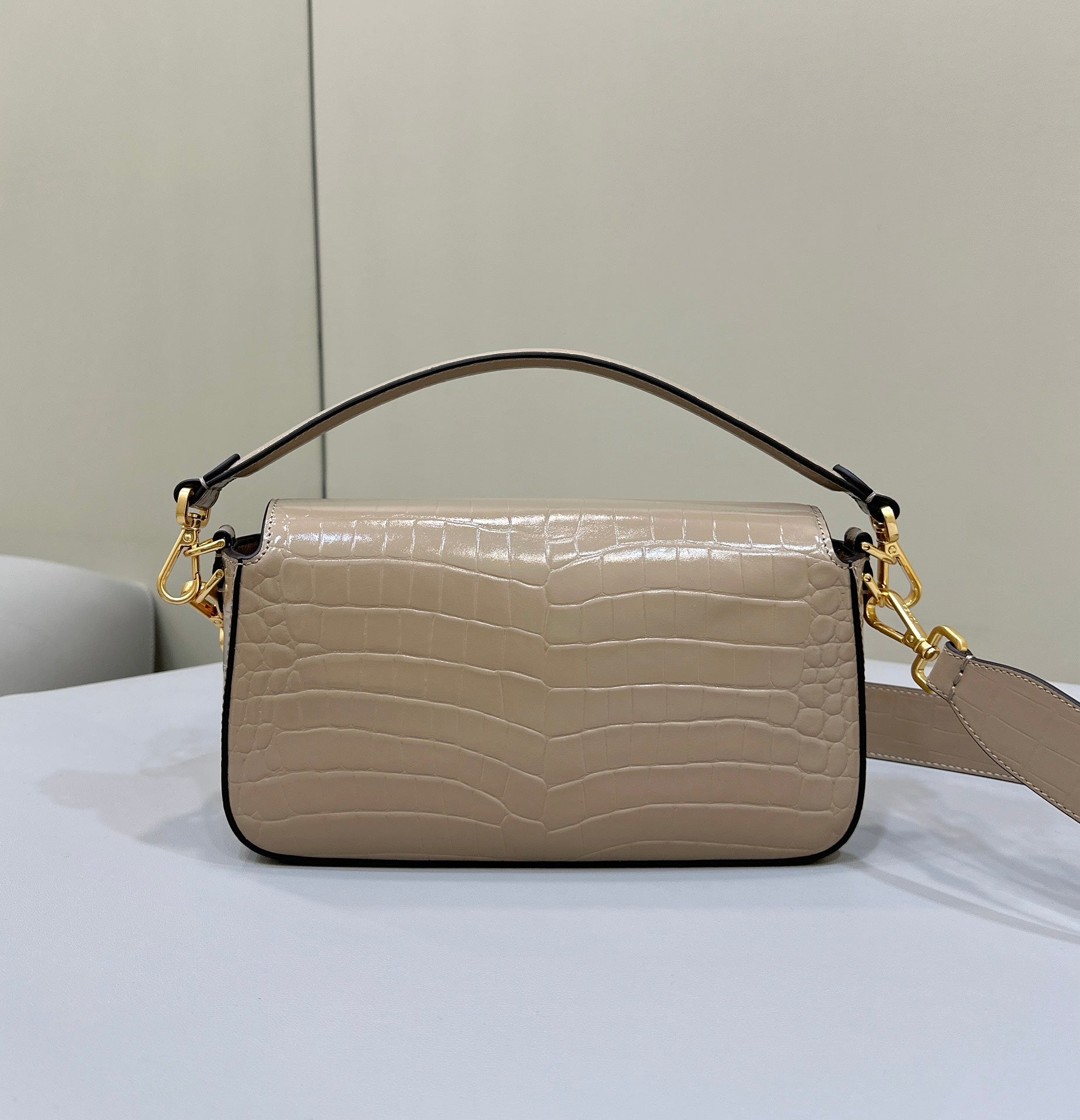 FENDI BAGUETTE 27 BAG IN SAND BEIGE CALFSKIN WITH GOLD HARDWARE