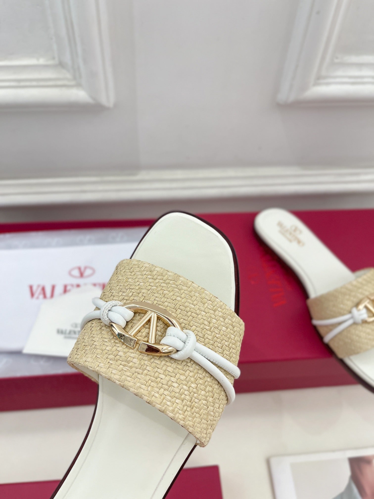 GARAVANI V LOGO SIGNATURE SLIDE IN BEIGE RAFFIA AND WHITE CALFSKIN