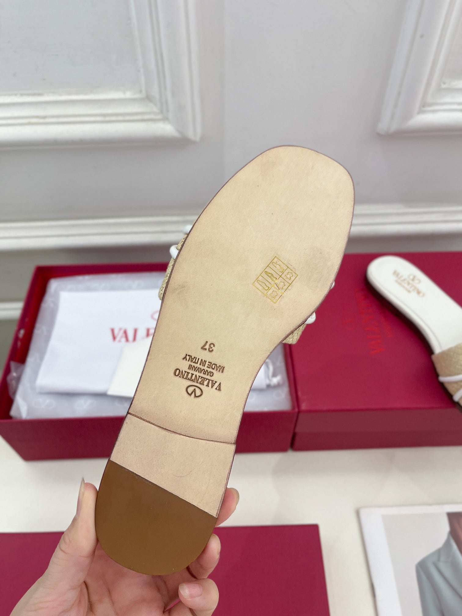 GARAVANI V LOGO SIGNATURE SLIDE IN BEIGE RAFFIA AND WHITE CALFSKIN