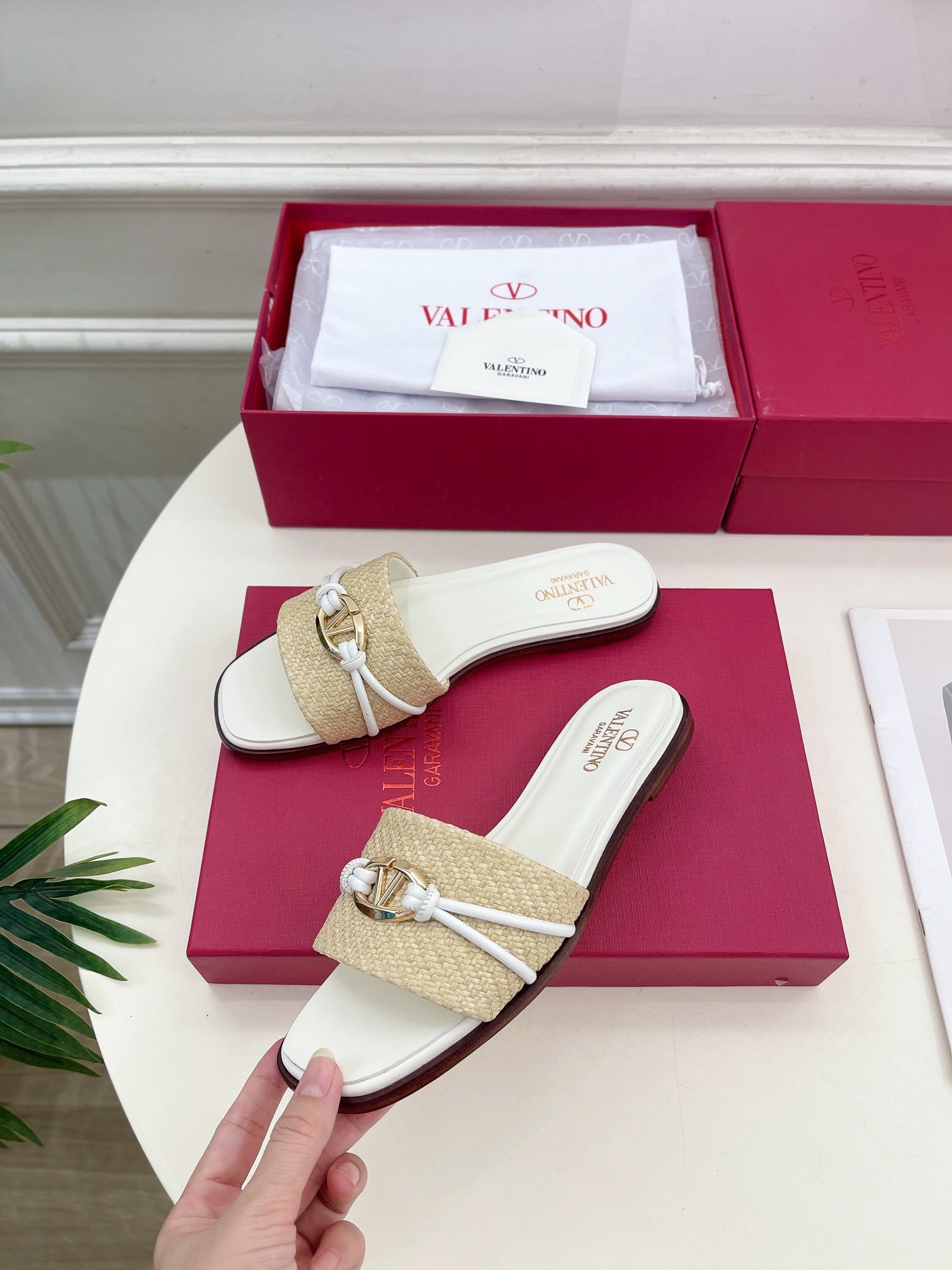 GARAVANI V LOGO SIGNATURE SLIDE IN BEIGE RAFFIA AND WHITE CALFSKIN