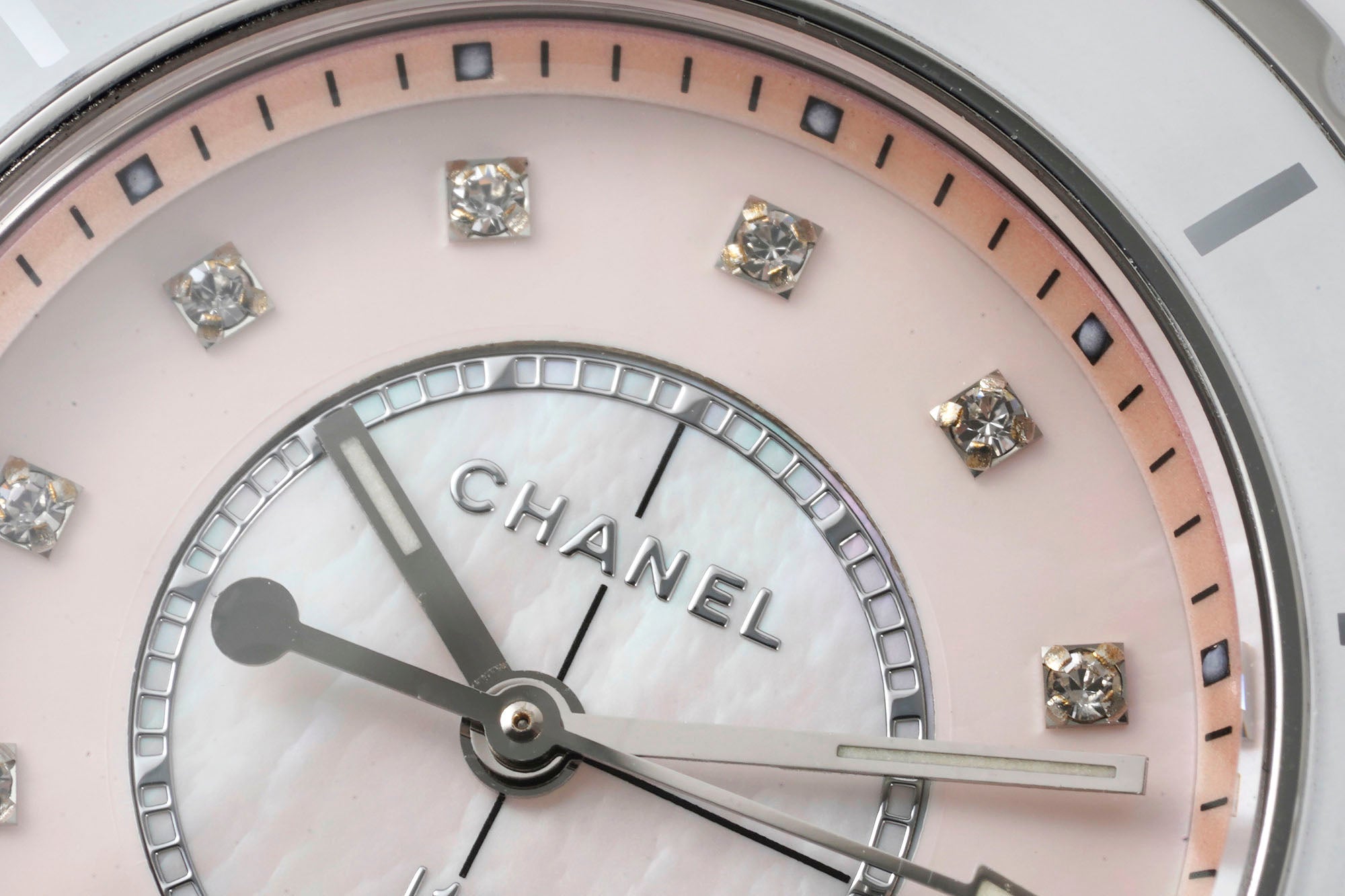 J12 33MM WHITE CERAMIC DIAMOND NUMERALS PINK MOP DIAL