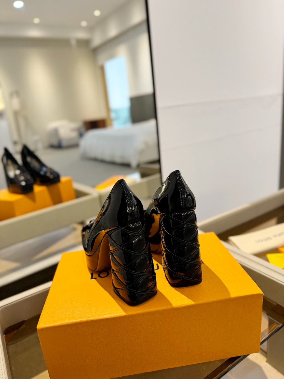 LV Shake Pump 120mm Glossy Black Cowhide